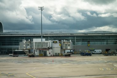 Paris, Fransa, 5 Mart 2024 El Al uçağı Tel Aviv ve Paris arasında. Paris Charles de Gaulle Havalimanı (İngilizce: Paris Charles de Gaulle Airport, kısaca Roissy Airport veya kısaca Paris CDG), Paris 'e hizmet veren uluslararası havaalanıdır.