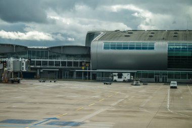 Paris, Fransa, 5 Mart 2024 El Al uçağı Tel Aviv ve Paris arasında. Paris Charles de Gaulle Havalimanı (İngilizce: Paris Charles de Gaulle Airport, kısaca Roissy Airport veya kısaca Paris CDG), Paris 'e hizmet veren uluslararası havaalanıdır.