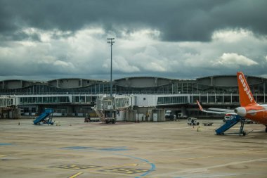 Paris, Fransa, 5 Mart 2024 El Al uçağı Tel Aviv ve Paris arasında. Paris Charles de Gaulle Havalimanı (İngilizce: Paris Charles de Gaulle Airport, kısaca Roissy Airport veya kısaca Paris CDG), Paris 'e hizmet veren uluslararası havaalanıdır.