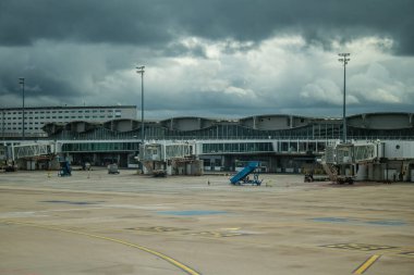 Paris, Fransa, 5 Mart 2024 El Al uçağı Tel Aviv ve Paris arasında. Paris Charles de Gaulle Havalimanı (İngilizce: Paris Charles de Gaulle Airport, kısaca Roissy Airport veya kısaca Paris CDG), Paris 'e hizmet veren uluslararası havaalanıdır.