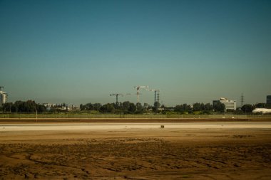 Tel Aviv, İsrail, 5 Mart 2024 El Al uçağı Tel Aviv ve Paris arasında. Ben Gurion Havaalanı, İsrail 'in en büyük havaalanıdır. Tüm büyük yerel ve uluslararası noktalardan uçuşlar alıyor.