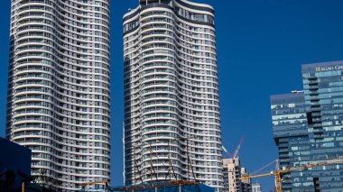 İsrail ekonomisinin ekonomik ve teknolojik refahının merkezi olan Tel Aviv 'in merkezindeki modern gökdelenler. Tel Aviv modern binalarla dünyanın en canlı şehirlerinden biridir.