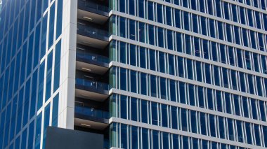 İsrail ekonomisinin ekonomik ve teknolojik refahının merkezi olan Tel Aviv 'in merkezindeki modern gökdelenler. Tel Aviv modern binalarla dünyanın en canlı şehirlerinden biridir.