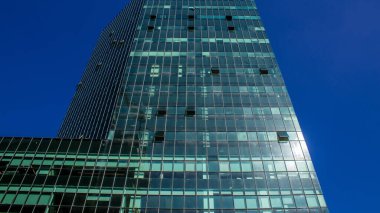 İsrail ekonomisinin ekonomik ve teknolojik refahının merkezi olan Tel Aviv 'in merkezindeki modern gökdelenler. Tel Aviv modern binalarla dünyanın en canlı şehirlerinden biridir.