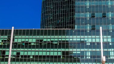 İsrail ekonomisinin ekonomik ve teknolojik refahının merkezi olan Tel Aviv 'in merkezindeki modern gökdelenler. Tel Aviv modern binalarla dünyanın en canlı şehirlerinden biridir.