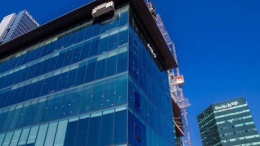 İsrail ekonomisinin ekonomik ve teknolojik refahının merkezi olan Tel Aviv 'in merkezindeki modern gökdelenler. Tel Aviv modern binalarla dünyanın en canlı şehirlerinden biridir.