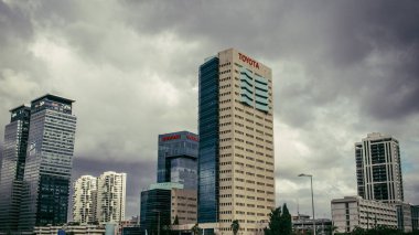 İsrail ekonomisinin ekonomik ve teknolojik refahının merkezi olan Tel Aviv 'in merkezindeki modern gökdelenler. Tel Aviv modern binalarla dünyanın en canlı şehirlerinden biridir.