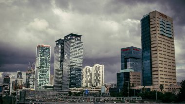 İsrail ekonomisinin ekonomik ve teknolojik refahının merkezi olan Tel Aviv 'in merkezindeki modern gökdelenler. Tel Aviv modern binalarla dünyanın en canlı şehirlerinden biridir.