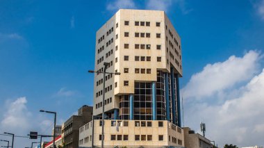 İsrail ekonomisinin ekonomik ve teknolojik refahının merkezi olan Tel Aviv 'in merkezindeki modern gökdelenler. Tel Aviv modern binalarla dünyanın en canlı şehirlerinden biridir.