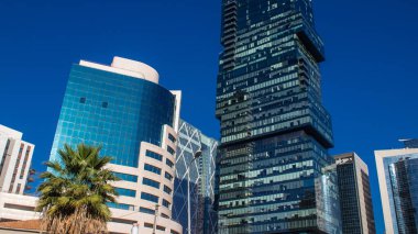 İsrail ekonomisinin ekonomik ve teknolojik refahının merkezi olan Tel Aviv 'in merkezindeki modern gökdelenler. Tel Aviv modern binalarla dünyanın en canlı şehirlerinden biridir.