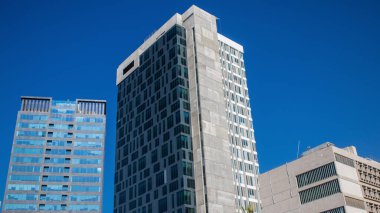 İsrail ekonomisinin ekonomik ve teknolojik refahının merkezi olan Tel Aviv 'in merkezindeki modern gökdelenler. Tel Aviv modern binalarla dünyanın en canlı şehirlerinden biridir.