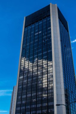 İsrail ekonomisinin ekonomik ve teknolojik refahının merkezi olan Tel Aviv 'in merkezindeki modern gökdelenler. Tel Aviv modern binalarla dünyanın en canlı şehirlerinden biridir.