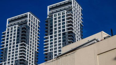 İsrail ekonomisinin ekonomik ve teknolojik refahının merkezi olan Tel Aviv 'in merkezindeki modern gökdelenler. Tel Aviv modern binalarla dünyanın en canlı şehirlerinden biridir.