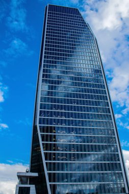 İsrail ekonomisinin ekonomik ve teknolojik refahının merkezi olan Tel Aviv 'in merkezindeki modern gökdelenler. Tel Aviv modern binalarla dünyanın en canlı şehirlerinden biridir.