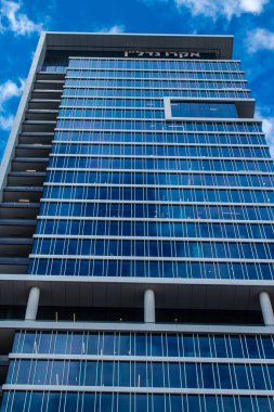 İsrail ekonomisinin ekonomik ve teknolojik refahının merkezi olan Tel Aviv 'in merkezindeki modern gökdelenler. Tel Aviv modern binalarla dünyanın en canlı şehirlerinden biridir.