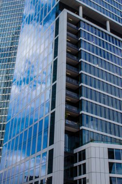 İsrail ekonomisinin ekonomik ve teknolojik refahının merkezi olan Tel Aviv 'in merkezindeki modern gökdelenler. Tel Aviv modern binalarla dünyanın en canlı şehirlerinden biridir.