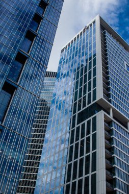 İsrail ekonomisinin ekonomik ve teknolojik refahının merkezi olan Tel Aviv 'in merkezindeki modern gökdelenler. Tel Aviv modern binalarla dünyanın en canlı şehirlerinden biridir.