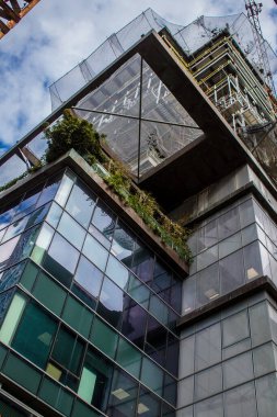 İsrail ekonomisinin ekonomik ve teknolojik refahının merkezi olan Tel Aviv 'in merkezindeki modern gökdelenler. Tel Aviv modern binalarla dünyanın en canlı şehirlerinden biridir.