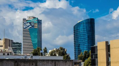 İsrail ekonomisinin ekonomik ve teknolojik refahının merkezi olan Tel Aviv 'in merkezindeki modern gökdelenler. Tel Aviv modern binalarla dünyanın en canlı şehirlerinden biridir.