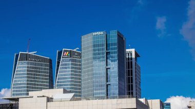 İsrail ekonomisinin ekonomik ve teknolojik refahının merkezi olan Tel Aviv 'in merkezindeki modern gökdelenler. Tel Aviv modern binalarla dünyanın en canlı şehirlerinden biridir.