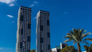 İsrail ekonomisinin ekonomik ve teknolojik refahının merkezi olan Tel Aviv 'in merkezindeki modern gökdelenler. Tel Aviv modern binalarla dünyanın en canlı şehirlerinden biridir.