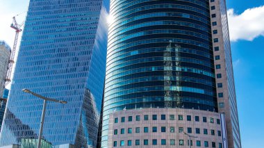 İsrail ekonomisinin ekonomik ve teknolojik refahının merkezi olan Tel Aviv 'in merkezindeki modern gökdelenler. Tel Aviv modern binalarla dünyanın en canlı şehirlerinden biridir.