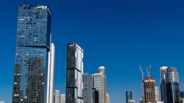 İsrail ekonomisinin ekonomik ve teknolojik refahının merkezi olan Tel Aviv 'in merkezindeki modern gökdelenler. Tel Aviv modern binalarla dünyanın en canlı şehirlerinden biridir.