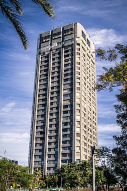 İsrail ekonomisinin ekonomik ve teknolojik refahının merkezi olan Tel Aviv 'in merkezindeki modern gökdelenler. Tel Aviv modern binalarla dünyanın en canlı şehirlerinden biridir.