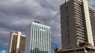 İsrail ekonomisinin ekonomik ve teknolojik refahının merkezi olan Tel Aviv 'in merkezindeki modern gökdelenler. Tel Aviv modern binalarla dünyanın en canlı şehirlerinden biridir.