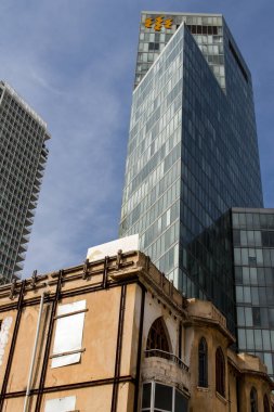 İsrail ekonomisinin ekonomik ve teknolojik refahının merkezi olan Tel Aviv 'in merkezindeki modern gökdelenler. Tel Aviv modern binalarla dünyanın en canlı şehirlerinden biridir.