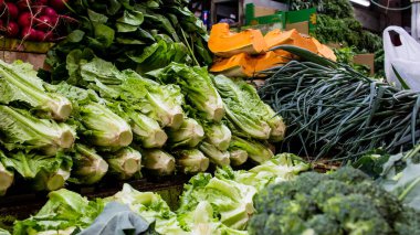 Carmel pazarında her gün taze meyve satılıyor (Shuk Hacarmel). Bu market Tel Aviv 'in en büyük ve en ünlü pazarlarından biridir.