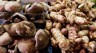 Carmel pazarında her gün taze meyve satılıyor (Shuk Hacarmel). Bu market Tel Aviv 'in en büyük ve en ünlü pazarlarından biridir.