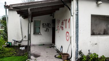 Kibbutz Kfar Aza, İsrail, 29 Ocak 2024 Kibbutz Kfar Aza 'daki evler otomatik silahlardan çok sayıda isabet aldı ya da ateşe verildi. Onlar hala insanlığa karşı suç mahalli olarak kabul ediliyor.