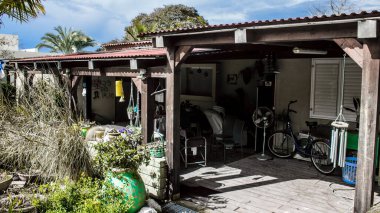 Kibbutz Kfar Aza, İsrail, 29 Ocak 2024 Kibbutz Kfar Aza 'daki evler otomatik silahlardan çok sayıda isabet aldı ya da ateşe verildi. Onlar hala insanlığa karşı suç mahalli olarak kabul ediliyor.