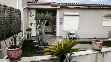 Kibbutz Kfar Aza, İsrail, 29 Ocak 2024 Kibbutz Kfar Aza 'daki evler otomatik silahlardan çok sayıda isabet aldı ya da ateşe verildi. Onlar hala insanlığa karşı suç mahalli olarak kabul ediliyor.