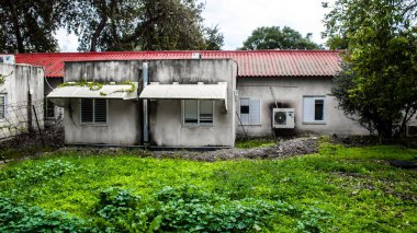 Kibbutz Kfar Aza, İsrail, 29 Ocak 2024 Kibbutz Kfar Aza 'daki evler otomatik silahlardan çok sayıda isabet aldı ya da ateşe verildi. Onlar hala insanlığa karşı suç mahalli olarak kabul ediliyor.