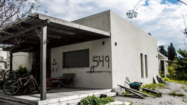 Kibbutz Kfar Aza, İsrail, 29 Ocak 2024 Kibbutz Kfar Aza 'daki evler otomatik silahlardan çok sayıda isabet aldı ya da ateşe verildi. Onlar hala insanlığa karşı suç mahalli olarak kabul ediliyor.