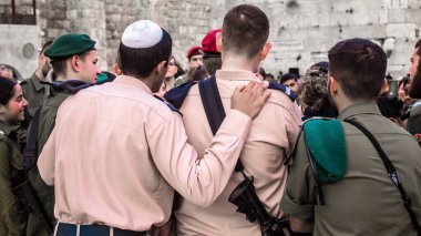 İsrail, Kudüs, 28 Aralık 2023 IDF subay okulunun yeni mezunları için kabul töreni. Askerler çeşitli taburlardan gelirler ve iki aylık eğitimden sonra subay olarak atanırlar.