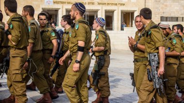 İsrail, Kudüs, 28 Aralık 2023 IDF subay okulunun yeni mezunları için kabul töreni. Askerler çeşitli taburlardan gelirler ve iki aylık eğitimden sonra subay olarak atanırlar.