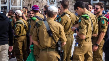 İsrail, Kudüs, 28 Aralık 2023 IDF subay okulunun yeni mezunları için kabul töreni. Askerler çeşitli taburlardan gelirler ve iki aylık eğitimden sonra subay olarak atanırlar.