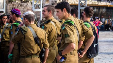 İsrail, Kudüs, 28 Aralık 2023 IDF subay okulunun yeni mezunları için kabul töreni. Askerler çeşitli taburlardan gelirler ve iki aylık eğitimden sonra subay olarak atanırlar.