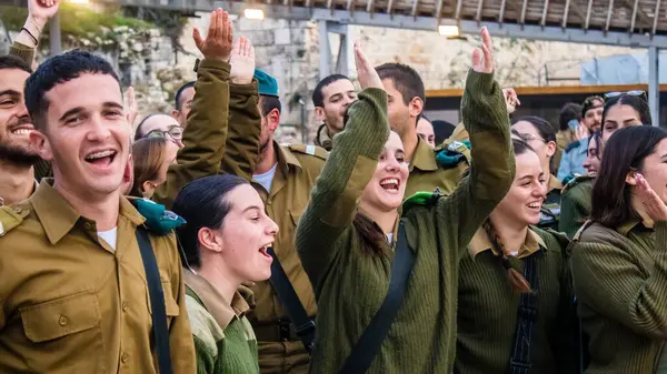 İsrail, Kudüs, 28 Aralık 2023 IDF subay okulunun yeni mezunları için kabul töreni. Askerler çeşitli taburlardan gelirler ve iki aylık eğitimden sonra subay olarak atanırlar.