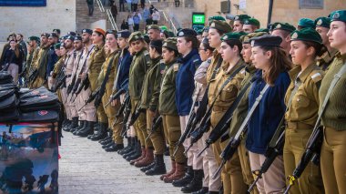 İsrail, Kudüs, 28 Aralık 2023 IDF subay okulunun yeni mezunları için kabul töreni. Askerler çeşitli taburlardan gelirler ve iki aylık eğitimden sonra subay olarak atanırlar.