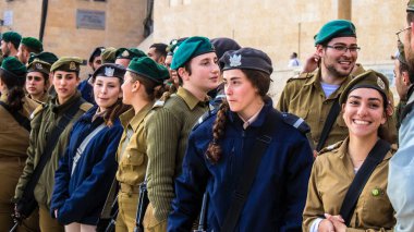 İsrail, Kudüs, 28 Aralık 2023 IDF subay okulunun yeni mezunları için kabul töreni. Askerler çeşitli taburlardan gelirler ve iki aylık eğitimden sonra subay olarak atanırlar.