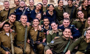 İsrail, Kudüs, 28 Aralık 2023 IDF subay okulunun yeni mezunları için kabul töreni. Askerler çeşitli taburlardan gelirler ve iki aylık eğitimden sonra subay olarak atanırlar.