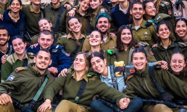 İsrail, Kudüs, 28 Aralık 2023 IDF subay okulunun yeni mezunları için kabul töreni. Askerler çeşitli taburlardan gelirler ve iki aylık eğitimden sonra subay olarak atanırlar.