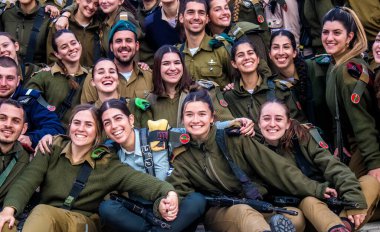 İsrail, Kudüs, 28 Aralık 2023 IDF subay okulunun yeni mezunları için kabul töreni. Askerler çeşitli taburlardan gelirler ve iki aylık eğitimden sonra subay olarak atanırlar.