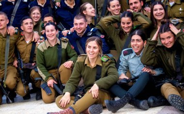 İsrail, Kudüs, 28 Aralık 2023 IDF subay okulunun yeni mezunları için kabul töreni. Askerler çeşitli taburlardan gelirler ve iki aylık eğitimden sonra subay olarak atanırlar.