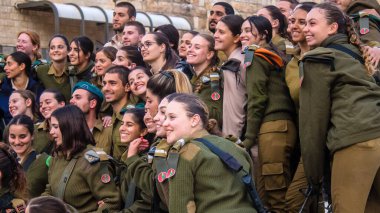 İsrail, Kudüs, 28 Aralık 2023 IDF subay okulunun yeni mezunları için kabul töreni. Askerler çeşitli taburlardan gelirler ve iki aylık eğitimden sonra subay olarak atanırlar.