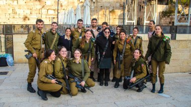 İsrail, Kudüs, 28 Aralık 2023 IDF subay okulunun yeni mezunları için kabul töreni. Askerler çeşitli taburlardan gelirler ve iki aylık eğitimden sonra subay olarak atanırlar.